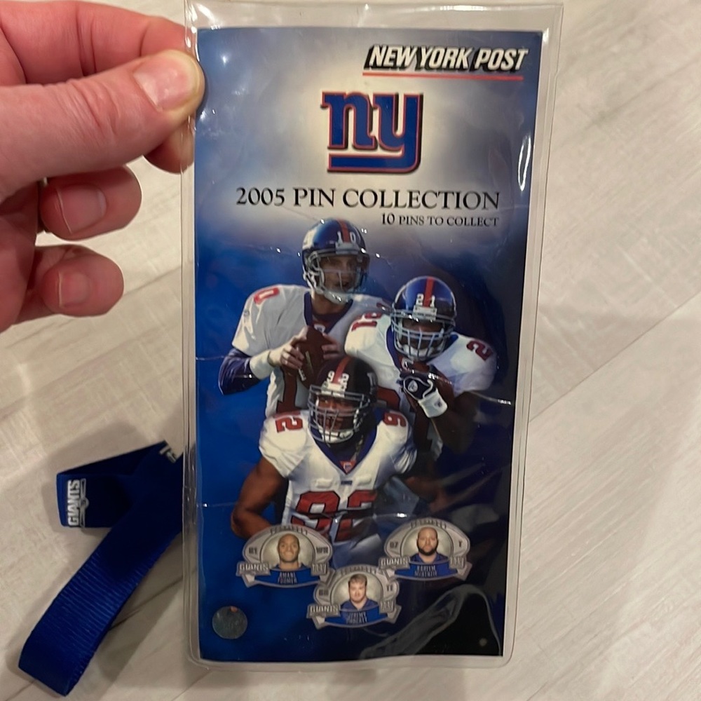 New York Giants 2005 Pin Collection Excellent Condition COMPLETE